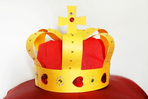 Medieval Queen, Medieval Crown, London With Kids, Construction Paper Crafts, Crown For Kids, Crown Crafts, Paper Crowns, Cool Art Projects, Paper Hat