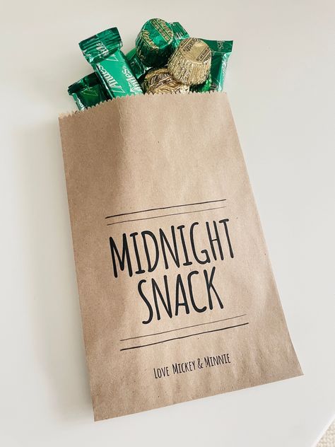 Wedding Favor - Personalized Midnight Snack Bags! Also great for engagement party or Rehearsal Dinner! *QUANTITY * Use the 1st drop down to see prices & leave the 2nd quantity box at 1* For 20% off visit eepurl.com/cliFnj OUR FAVOR BAGS *Made from brown kraft paper, dimensions: 5" x 7.5" (12.7cm x 19.05 cm). *We suggest filling these bags with candy, cookies, popcorn, or s'mores! | They hold roughly 1-2 cups of goodies when closed. *This bag can be customized with names & event date or totally m Rehearsal Dinner Favors Ideas, Wedding Snack Bags, Wedding Goodie Bags, Candy Bag Favors, Rehearsal Dinner Favors, Wedding Snacks, Backyard Reception, Wedding Backyard, Midnight Snack