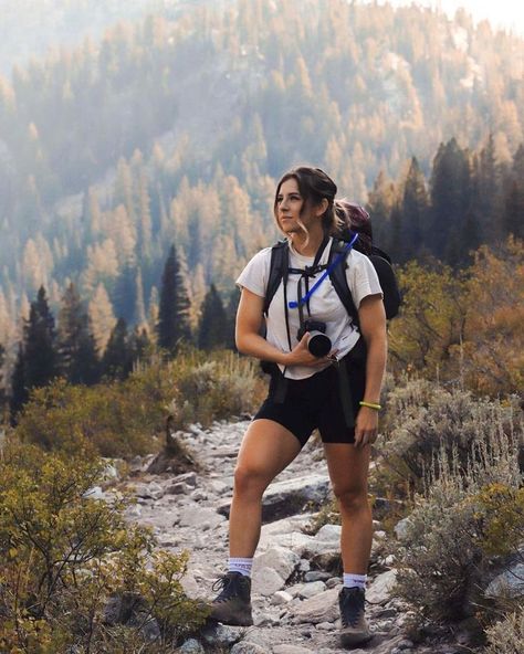 #hiking #hike #nature #mountain #hikingday #hikinglovers Hiking Poses Photo Ideas Women, Colorful Hiking Outfit, Plus Size Camping Outfits, Cute Hiking Outfit Summer, Job Uniform, Summer Hiking Outfit Women, Plus Size Hiking Outfit, Hiking Aesthetic Outfit, Oregon Outfits