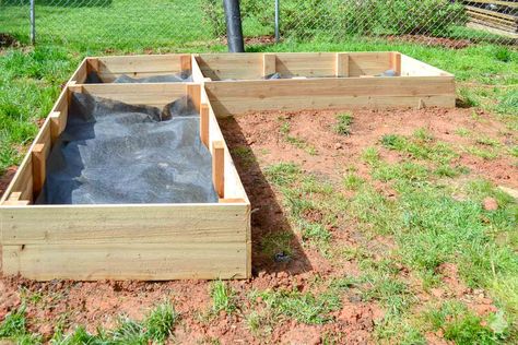 My vegetable seedlings popped up quickly this spring, which meant I needed a garden bed — FAST! Check out how I made this cheap & easy L-shaped raised garden bed out of cedar fence pickets. In just a few hours, I had a vegetable garden ready for growing! L Shape Garden Bed, Raised Landscaping Beds, Flower Beds Diy, Unique Raised Garden Beds, Garden Bed Plans, Raised Garden Beds Diy Vegetables, Fruit Cage, Garden Bed Layout, Beds Diy