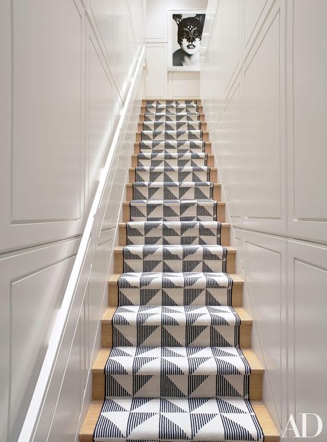 The graphic staircase in a Gramercy Park triplex by Eric Cohler. Staircase Runner, Beautiful Stairs, House Staircase, Modern Stairs, Interior Stairs, Modern Staircase, Stair Runner Carpet, House Stairs, Carpet Stairs