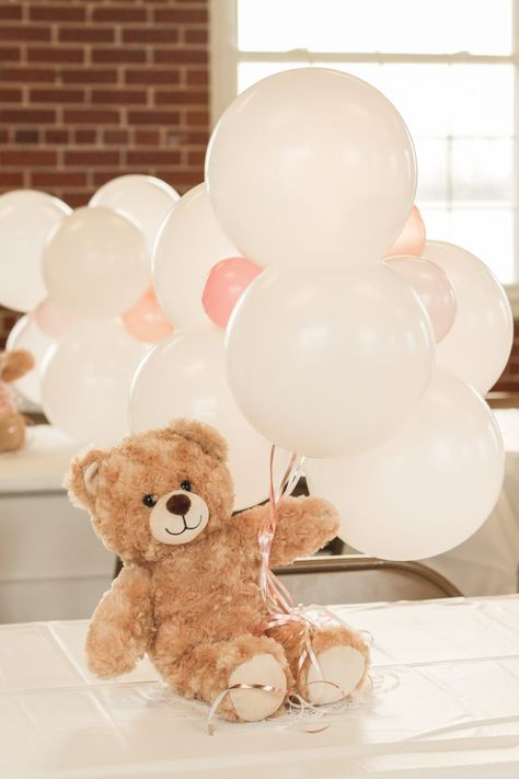 Decorating ideas for the sweetest teddy bear themed baby shower with an easy photo backdrop, diy balloon garland, and teddy bear balloon centerpieces. See all the details on lovegrowswild.com Baby Boy Shower Themes Unique, Teddy Bear Baby Shower Centerpiece, Bear Centerpieces, Teddy Bear Centerpieces, Teddy Bear Baby Shower Theme, Ideas Bautizo, Diy Teddy Bear, Bear Baby Shower Theme, Teddy Bear Theme