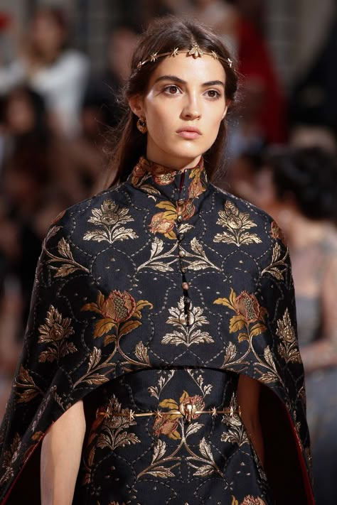 Valentino Fall 2015 Couture Accessories Photos - Vogue Movie Gowns, Book Planning, Camille Hurel, Oc Fashion, Detail Couture, 2015 Couture, Valentino Haute Couture, Collection Couture, Miroslava Duma