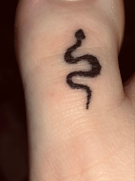 Stick And Poke Bat Tattoo, Tattoo Marker Ideas Easy, Skull Stick N Poke, Stick And Poke Tattoo Big, Stick And Poke Snake, Emo Stick And Poke, Pen Tatoos Ideas, Goth Stick And Poke Tattoo, Big Stick And Poke Tattoo