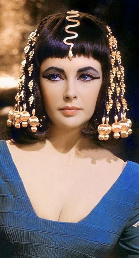 Cleopatra Make-up, Egyptian Eye Makeup, Cleopatra Makeup, Elizabeth Taylor Cleopatra, Egyptian Makeup, Old Hollywood Hair, Queen Cleopatra, Plant Installation, Liz Taylor