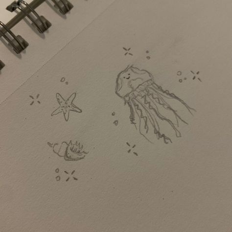 Sea Fish Drawing Ocean, Sea Doodle Art, Seashell Drawing Simple, Ocean Doodles Simple, Jelly Fish Drawing Easy, Jelly Fish Drawing Sketches, Sea Life Doodles, Starfish Sketch, Jellyfish Drawing Simple