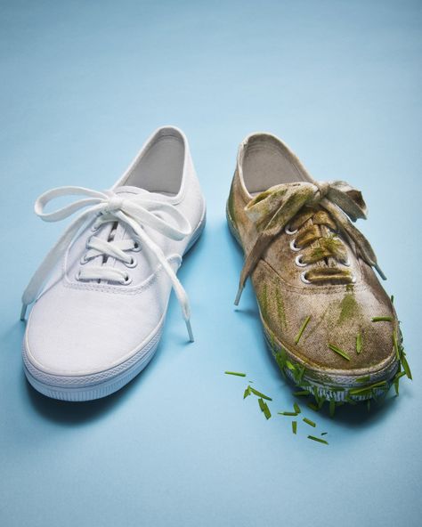 Pair of sneakers one dirty and one clean How To Wash Sneakers, How To Clean White Sneakers, Cleaning Sneakers, How To Clean White Shoes, Heel Repair, Basket Vintage, Shoe Repair, Clean Shoes, White Trainers