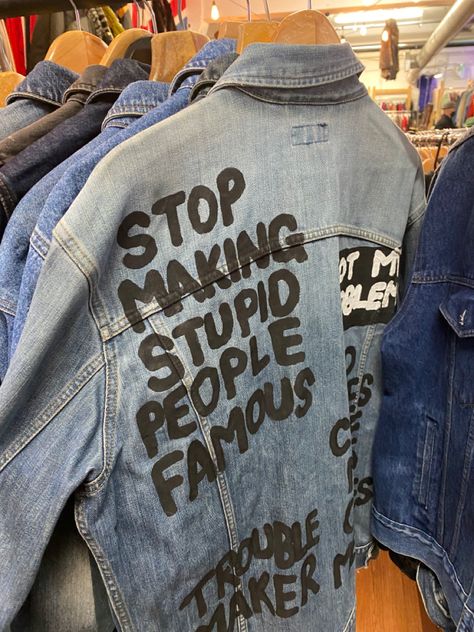 Jean Jacket Customized Ideas, Diy Denim Jacket Ideas, Denim Quotes, Denim Jacket Diy Paint, Cut Tshirt Diy, Customised Denim Jacket, Diy Denim Jacket, Upcycle Clothes Diy, Denim Art