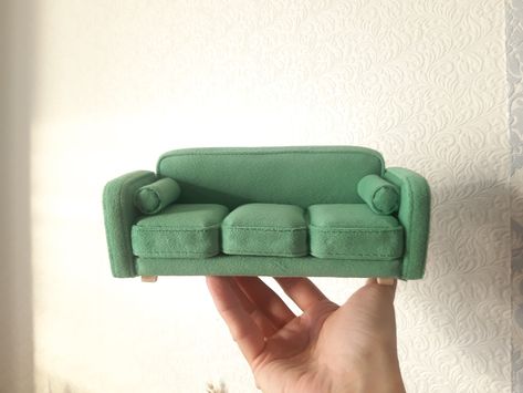 Miniature Sofa Template, Sofa Miniature Diy, Craft Doll House, Cottage Sofa, Mini Museum, Miniature Sofa, Miniature Couch, Making Miniatures, Miniature Building