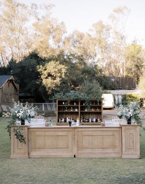 Bar Area Wedding Reception, Open Bar Wedding Set Up, Wedding Bar Outside, Wooden Bar Wedding, Bar Set Up For Wedding, Wedding Venue Bar, Wedding Bar Setup, Outdoor Wedding Bar, Wedding Bars