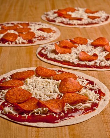 Tortilla Pizzas, Microwave Pizza, Oven Ideas, Preschool Cooking, Toaster Oven Recipes, Pizza Recipes Pepperoni, Tortilla Shells, Foodie Friday, Tortilla Pizza