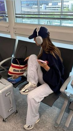 Airport Outfits Aesthetic, Luggage Aesthetic, Airplane Outfit, Airport Outfit Winter, Travel Aesthetic Airport, Airport Luggage, Airport Outfit Summer, Airport Travel Outfits, Airplane Outfits