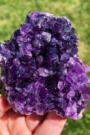 Purple Meaning, Raw Amethyst Crystal, Amethyst Properties, Purple Things, Crystal Aesthetic, Amethyst Healing, The Dark Crystal, Amethyst Point, Les Chakras