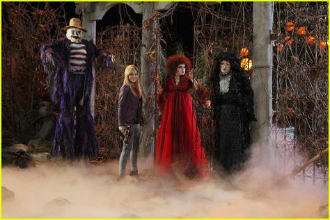 Skylar and the monsters... Halloween Comedy Movies, Monsters Aesthetic, Girl Vs Monster, Halloween Themed Movies, Disney Halloween Movies, Disney Channel Original Movies, Calling All The Monsters, Nostalgic Halloween, Candle Girl