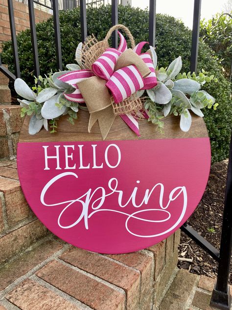 Pink Welcome Sign Front Doors, Spring Door Rounds, Diy Door Hangers Wood, Hello Door Hanger, Summer Door Hangers Wooden, Spring Door Hangers Wooden, Round Door Signs Diy, Spring Door Signs, Spring Diy Decor