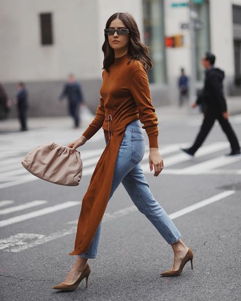 Paola Alberdi, Latest Winter Fashion, Trendy Winter Fashion, Outfit Denim, Mustard Sweater, Trendy Winter, Detailed Sweater, Neutral Outfit, Cardigan Fashion