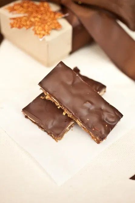 almost almond roca bars -- graham almond, caramel, chocolate Almond Roca, Almond Crunch, Candy Bark, Dessert Recipies, Homemade Candy, Candy Recipe, Candy Recipes Homemade, Almond Bark, Chocolate Almond