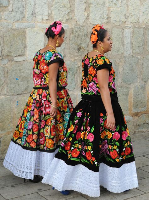 https://flic.kr/p/vCrHGf | Tehuana Women Oaxaca Mexico | Two women dressed in typical clothing from the Isthmus of Tehuantepec Michoacan Dress, Oaxacan Textiles, Mexico Costume, Mexican Traditional Clothing, Mexico Dress, Mexican Clothing, Traditional Mexican Dress, Mexico Fashion, Outfits For Mexico