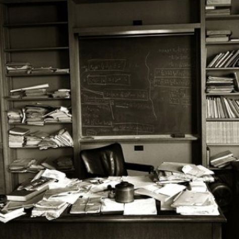 Albert Einstein's desk Jesse Owens, Rare Historical Photos, Still Life Photos, E Mc2, Time Life, Bill Gates, Interesting History, Nobel Prize, Life Pictures