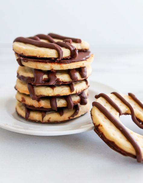 Fudge Stripe Cookies Recipe, Snacks Easy To Make, Fudge Stripe Cookies, Cookie Glaze, Snacks Easy, Eat Lunch, Baking Blog, Mini Cookies, Halloween Food For Party