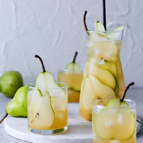 Recipe Using Pears, Pear Mocktail, Pear Drinks, Ginger Pear, Pear Ginger, Bubble Party, Spiced Pear, Pear Juice, Honey Syrup