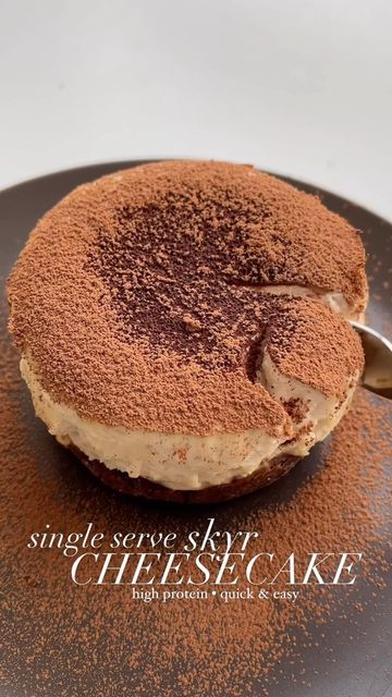 vienna | healthy & easy recipes on Instagram: "SINGLE SERVE SKYR CHEESECAKE 🎂 by @strictlythriving High protein, quick & easy healthy cheesecake perfect for one! — Ingredients: 90g (~6 tbsp) 0% skyr yogurt 90g (~6 tbsp) low fat cream cheese 15g (~1/2 scoop) @myproteinus * soy protein isolate (sub w/ other vegan/whey protein OR flour + 15g (~1 tbsp) sweetener) 15g (~1 tbsp) sweetener 8g (~1 tbsp) cornstarch 30g (~1/3 cup) flour 15g (~1 tbsp) nut butter 5g (~1 tbsp) + extra cocoa powder (opt Healthy Easy Recipes, Healthy Cheese, Healthy Cheesecake, Isolate Protein, Soy Protein, Healthy Easy, Single Serve, Nut Butter, Whey Protein