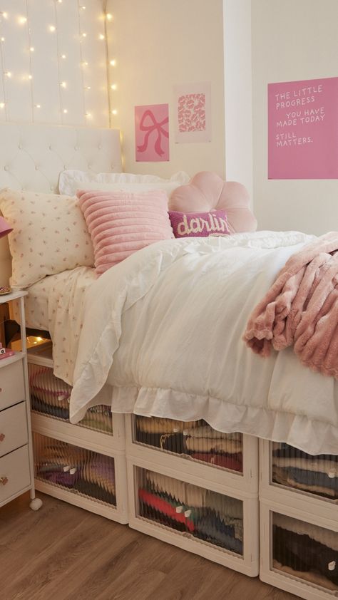 loving this feminine floral room! pink pillows + coquette aesthetic + floral decor + pink wall prints + floral bedding! this room is perfect for hyperfeminine and coquette girls! love the dorm storage solutions as well! Light Pink Sheets Aesthetic, Dorm Pink Aesthetic, Pink Theme Dorm Room, Cute Dorm Decor Ideas, Dorm Room Light Pink, Cute Dorm Organization, Pink Coquette Dorm Room, Cute Dorm Bedding, Girly Dorm Room Ideas Pink