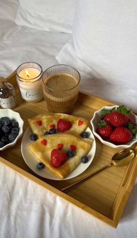 Breakfast In Bed For Girlfriend, Cute Breakfast Ideas For Boyfriend, Breakfast In Bed Aesthetic Couple, Brunch At Home Aesthetic, Anniversary Breakfast Ideas, Breakfast In Bed Aesthetic, Cute Breakfast Ideas, Diy Breakfast, Fancy Breakfast