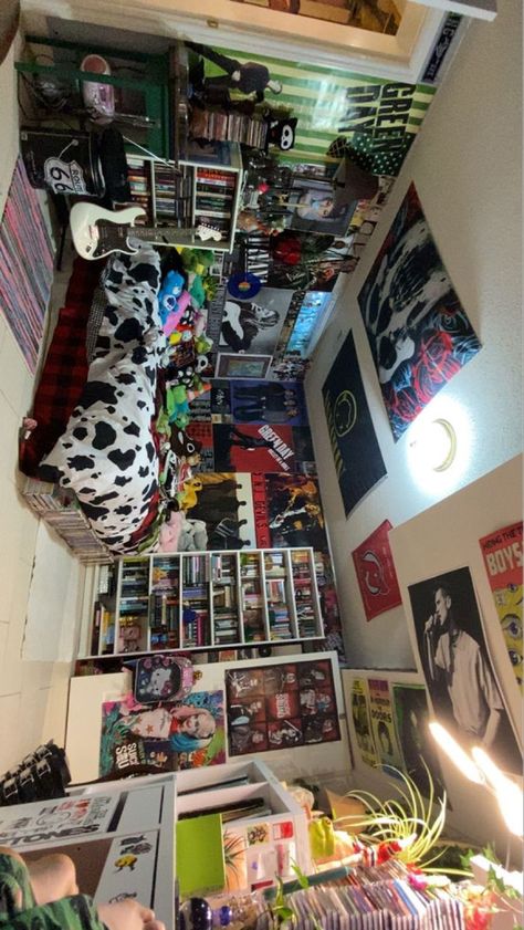 Cluttered Rooms Aesthetic, Weird Bedroom Aesthetic, Clutter Core Room, Punk Room Ideas, Punk Room Aesthetic, Graphic Room, Punk Bedroom, Cluttered Room, Punk Room