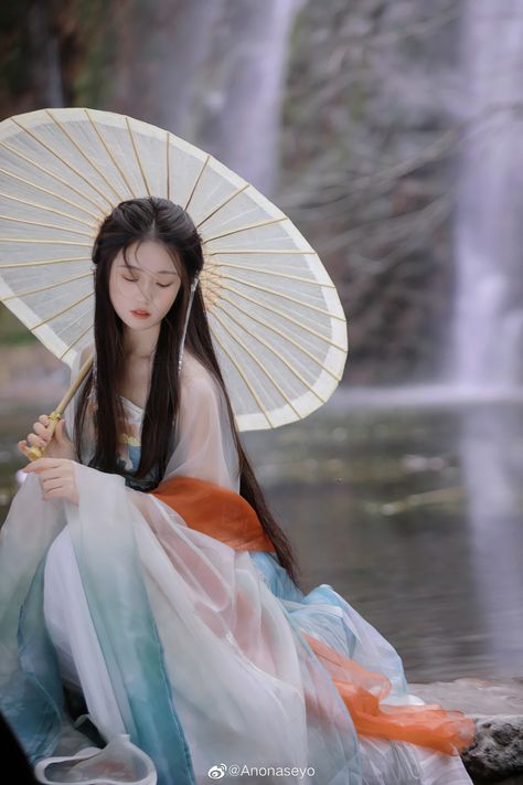 Hanfu Umbrella, Hanfu Aesthetic, Umbrella Photoshoot, Ancient China Aesthetic, Asian Photo, Chinese Drawing, Chinese Umbrella, Japanese Princess, Umbrella Photo