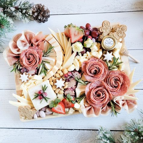 Korver Farms Charcuterie on Instagram: “Cheese is a gift and so are you! 😘🧀🎁🎄 So much deliciousness on this board starting with that square of Fromage Pavé from @traderjoes 😋🤌❤ .…” Lunch Meat And Cheese Platter, Star Charcuterie Board Ideas, Charcuterie Board Ideas Square, Square Cheese Board, Charcuterie For Men, Housewarming Charcuterie Board, Christmas Charcuterie Box Gift, Charcuterie Box For Two, Square Charcuterie Board Ideas