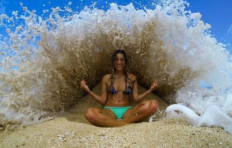 Photos That Were Snapped at the Perfect Time Funny Beach Pictures, Funny Beach, Beach Humor, Perfectly Timed Photos, Amazing Pics, World Photography, Photography Awards, Perfect Moment, Beach Photos