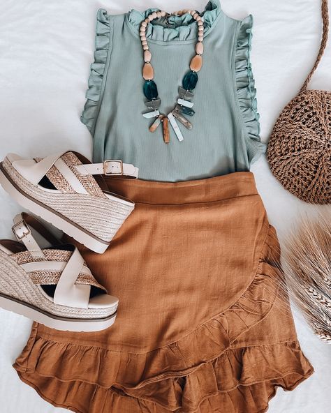 Step into spring with style! 🤎 Outfits With Black Capris, Casual Shower Outfit For Guest, Semi Dressy Outfits Summer, Boho Sheek Outfits, Cheyenne Frontier Days Outfit, 21 Year Old Outfits, Park Outfits Summer, Austin Texas Outfits Summer, Summer Street Style 2024