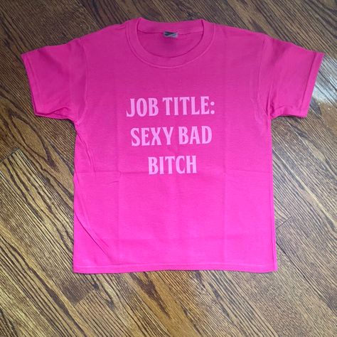 2000s Shirt Designs, Geneva Core, Y2k Slogan Tee, 2000s Fashion Summer, Jeans Quote, Shirt Ideas Vinyl, Hot Pink Y2k, Ironic Tees, Tee Higgins