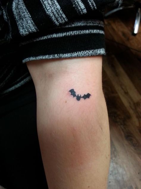 Line Bat Tattoo, Tiny Bat Tattoo, Tattoos Small Simple, Bat Tattoos, Bat Tattoo, Wrist Tattoo, Mini Tattoos, Wrist Tattoos, Spiders