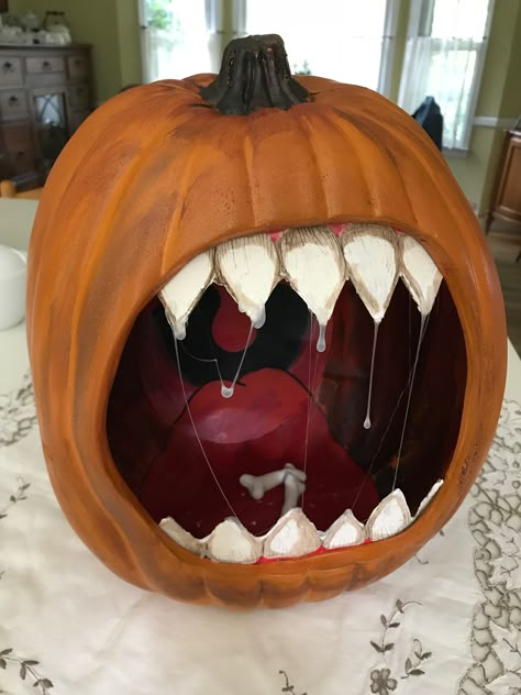 Cute Painted Pumpkin Ideas, Halloween Pumpkin Crafts, Creative Pumpkin Decorating, Creative Pumpkin Painting, Dekorasi Halloween, Pumpkin Decorating Contest, Acorn Ornaments, Creative Pumpkin Carving, Scary Pumpkin Carving