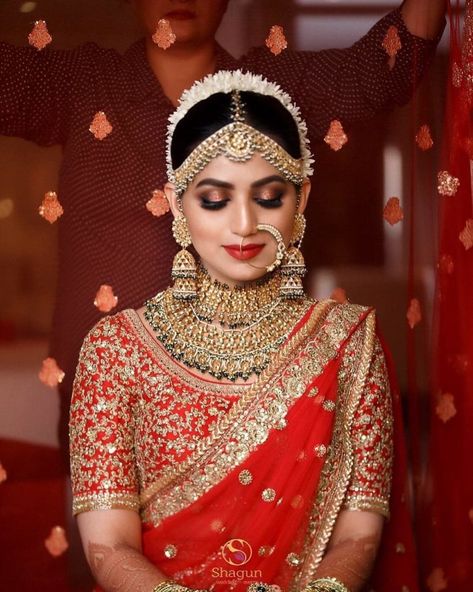 Those gorgeous shimmery eye  and red lip will absolutely stun your bridal look!!  #bride #bridetobe #makeup #weddings #bridalmakeup Emerald Jewellery, Indian Wedding Makeup, Indian Bride Makeup, Bridal Blouses, Bridal Makeup Images, Indian Bridal Photos, Bridal Makeover, Best Bridal Makeup, Bride Portraits