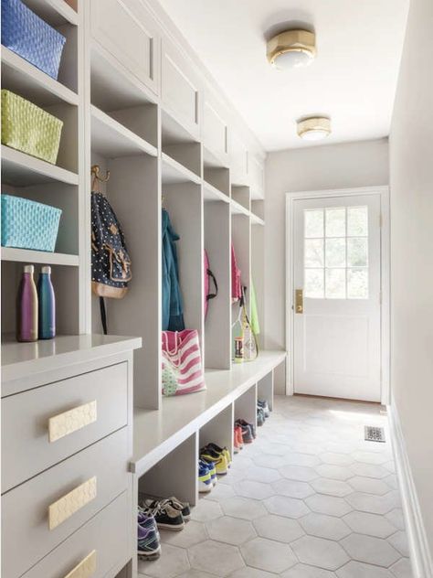 Mudroom Hallway (Photo: Regan Wood Photography; Design: Clean Design) Transitional Entry, Small Mudroom Ideas, Vstupná Hala, Mudroom Remodel, Mud Room Entry, Mudroom Entryway, Mudroom Decor, Mudroom Laundry Room, Mud Room Storage