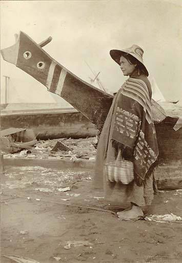 Indian woman and canoe at the Seattle waterfront, 1898 - American Indians of the Pacific Northwest -- Image Portion - University of Washington Digital Collections Uw Library, Native Woman, Seattle Waterfront, Coast Salish, Wilde Westen, Western Comics, Native American Photos, Native American Peoples, Indian Woman