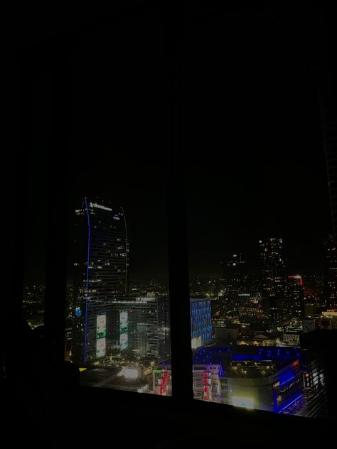 #la #lagirl #penthouse #night #skyhigh #stargirl #nightview #cryptoarena #downtownla #aesthetic #🖤 #skyline #bigwindow #citygirl #cityview #dtla Penthouse Night, Aesthetic Skyline, Big Windows, La Girl, Star Girl, City Girl, Sky High, City View, Penthouse