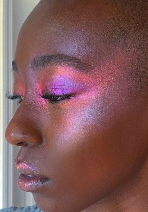 Pink And Purple Fairy Makeup, Renfaire Makeup Ideas, Purple Fairy Makeup, Fairies Halloween, Fairy Eye Makeup, Tan Skin Makeup, Aura Beauty, Iridescent Makeup, Purple Eyeshadow Looks