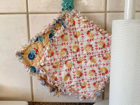 Rag Quilt Pot Holders, Rag Quilt Potholders, Vintage Potholders Free Pattern, Rag Potholders, Scrap Crafts, Vintage Potholders, Quilted Potholders, Scrap Fabric Crafts, Potholder Patterns