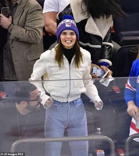 Kendall Jenner has hotdogs and Stella at Rangers hockey game | Daily Mail Online Kendall Jenner Icons, Trajes Kylie Jenner, Kendall Style, Image Swag, Kendall Jenner Outfits, Kendall And Kylie Jenner, Jenner Style, Kendall And Kylie, Kendall Jenner Style