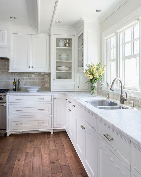 White Hamptons Style Kitchens White Kitchen Paint, Model Dapur, White Shaker Kitchen, Kabinet Dapur, Shaker Kitchen Cabinets, Kitchen Cabinets Decor, New Kitchen Cabinets, White Kitchen Design, Decor Signs