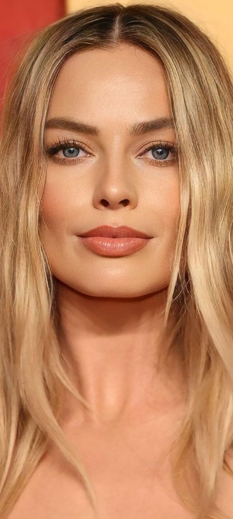 Margot Robbie Red Lipstick, Celebrity Lips, Margot Robbie Portrait, Margot Robbie Color Pallet, Margot Robbie Aesthetic, Margot Robbie Photoshoot, Margaret Robbie, Blonde Celebrity Hair, Margot Robbie Makeup