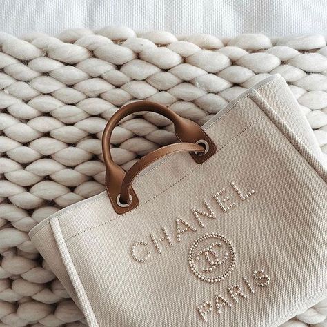 chanel tote bag Photo shared by Editorialist Magazine on July 02, 2020 tagging @consciencecoupable. #chanel #handbag Chanel Cruise, Chanel Pearls, Luxury Purses, Fancy Bags, Pretty Bags, Chanel Paris, 가을 패션, Cute Bags, Replica Handbags