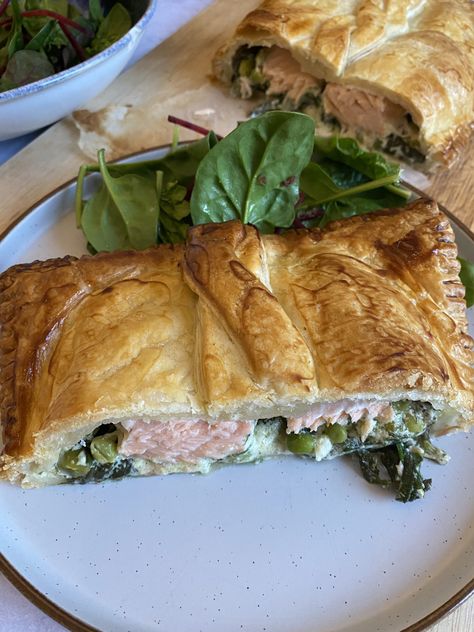 Salmon En Croute Recipe, Salmon En Croute, Batch Cooking Recipes, Creamy Peas, Salmon Spinach, Frozen Salmon, Easy Salmon, Summer Recipe, Fish Dinner