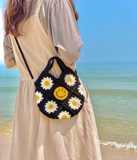 Crossbody Crochet Bag, Sac Granny Square, Crochet Pour Halloween, Beau Crochet, Bag Tutorials, Free Crochet Bag, Confection Au Crochet, Earrings Pattern, Granny Square Bag