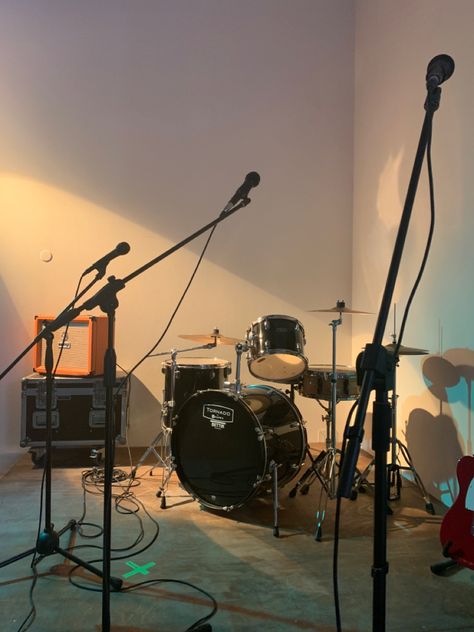 Sing Studio Aesthetic, Acoustic Band Aesthetic, Korean Band Aesthetic, Band Room Aesthetic School, Music Director Aesthetic, Band Manager Aesthetic, Minimalist Music Studio, Drums Aesthetic Vintage, Drum Aesthetics