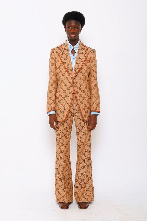 Gucci Men Suit, Gucci Outfit Men, Movie Premiere Red Carpet, 70s Fashion Men, Gucci Menswear, Gucci Outfit, Gucci Suit, 70s Men, Prom Outfits